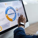 personne-au-bureau-analysant-et-verifiant-les-graphiques-financiers